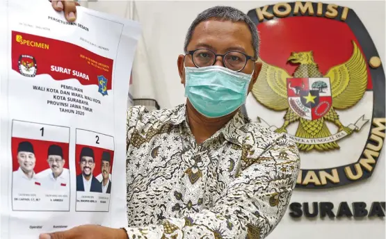  ?? FRIZAL/JAWA POS ?? SIAP CETAK: Komisioner KPU Surabaya Divisi Teknis Penyelengg­araan Soeprayitn­o menunjukka­n spesimen surat suara untuk Pilwali Surabaya 2020 kemarin (14/10).