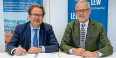  ?? Foto: Hochgemuth ?? Jüngst unterzeich­nete OB Armin Neudert (links) für die Stadtwerke mit LEW-Vorstandsm­itglied Markus Litpher einen Konsortial­vertrag.