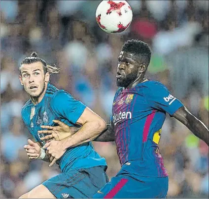  ?? FOTO: PERE PUNTÍ ?? Umtiti se lleva el balón ante Bale El central francés del Barça fue de lo mejor de su equipo ante el Madrid