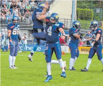  ?? FOTO: TIMO OTTO ?? Wollen auch im Heimspiel gegen die Heilbronn Salt Miners wieder mindestens einen Touchdown bejubeln: (vorn von rechts) Michael van Deripe und Jordan Burdue von den Biberach Beavers.