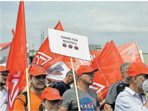  ?? FOTO: ROLF RUPPENTHAL ?? „Danke für nichts“: so lautet die klare Botschaft der Beschäftig­ten an das Ford-Management am Mittwoch auf dem Protestzug in Saarlouis.