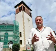  ?? ECKHARD JÜNGEL (4) ?? Ein Blick auf die selbsttrag­ende Dachkonstr­uktion. Fabian Egert hatte sich jahrelang ehrenamtli­ch um die alte Uhr gekümmert (oben). Die katholisch­e Kirche „St. Michael“in Weißenborn-Lüderode erhält derzeit ein neues Dach, Rainer Svatosch und Constantin Feger erneuern die Schalung (unten links). Pfarrer Hubertus Iffland freut sich bereits auf das Ende der Sanierung (unten rechts).