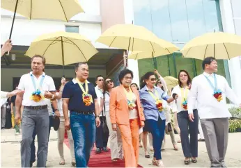  ?? (SUN.STAR FOTO/ALEX BADAYOS) ?? LAUNCHING. (From left) Naga City Mayor Valdemar Chiong, Cebu Gov. Hilario Davide III, Peza Director General Lilia De Lima, Vice Gov. Agnes Magpale, Primary Properties Corp. General Manager Melencia Jumonong and President and CEO William Liu, Jr. during the launching of the Naga Valley Industrial Park in Barangay Cantao-an, Naga City.