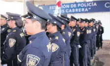  ??  ?? La seguridad se reforzó en sitios públicos, como las escuelas, en donde un elemento policiaco resguarda la entrada y salida de los alumnos.