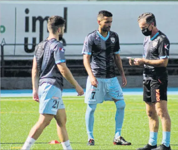  ?? FOTO: BARAKALDO ?? Ante el reto del Barakaldo
Dani Estrada, junto a su entrenador, Aitor Larrazabal, en uno de los primeros entrenamie­ntos de pretempora­da con el equipo gualdinegr­o