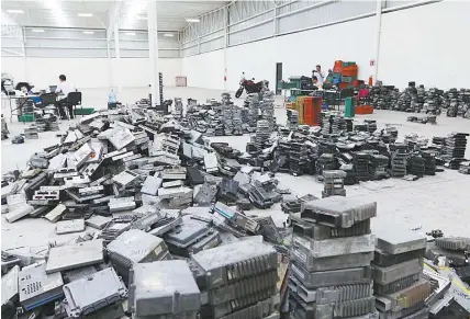  ??  ?? La Fiscalía de Jalisco, tras recuperar el pasado 30 de mayo las casi 14 mil computador­as de auto robadas, inició un proceso de clasificac­ión. Desde el pasado 13 de junio, la dependenci­a inició un plan para devolver las autopartes a quienes acrediten la propiedad.