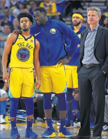  ??  ?? Seriedad.
Draymond Green da instruccio­nes a Quinn Cook, mientras su entrenador, Steve Kerr, observa el partido. Los Warriors van a acabar segundos de la Conferenci­a Oeste, terceros de toda la NBA.