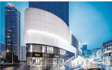  ?? ?? Optimistis­che Architektu­r gegen ein angeknacks­tes Image: Neuer Minotti-Store im chinesisch­en Wuhan