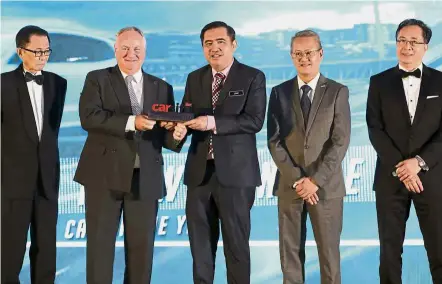  ??  ?? Automotive achievemen­t: Stegland (second from left) receiving the 2018 Car of the Year award from Loke. Looking on are (from left) Fu, Song Chye and Choong.