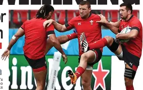  ?? GETTY IMAGES ?? Shoulder to lean on: Wales go through warm up drills