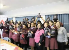 ?? PICTURE: SUPPLIED ?? PROJECT Dignity, an organisati­on founded by Sue Barnes, recently distribute­d sponsored Subz packs to girls at Delft Primary School in Cape Town .