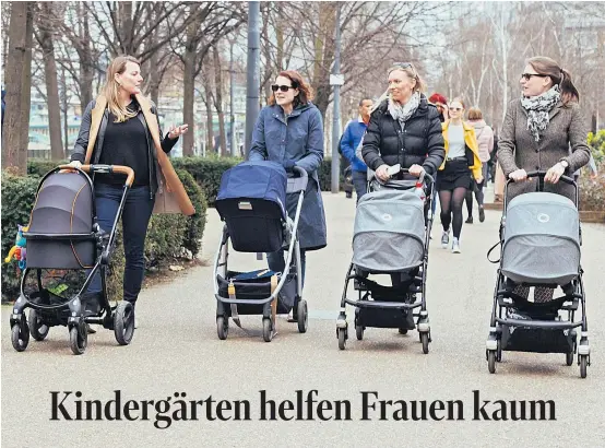  ??  ?? Zehn Jahre nach der Geburt ihres ersten Kindes verdienen Frauen in Schnitt in Österreich um 51 Prozent weniger.