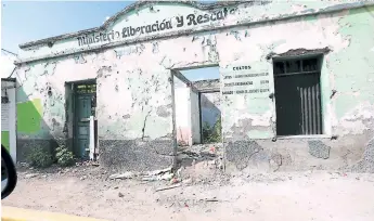  ?? FOTO: JIMMY ARGUETA ?? La vivienda en el abandono se encuentra inundada de basura y al igual permanece abarrotada de maleza.