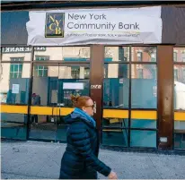  ?? ?? Η περιφερεια­κή New York Community Bank, η οποία αντιμετωπί­ζει προβλήματα λόγω επισφαλών δανείων σε εμπορικά ακίνητα, σταθεροποι­ήθηκε μετά μια αύξηση κεφαλαίου της τάξεως του 1 δισ. δολαρίων.