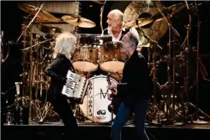  ?? (Getty) ?? With then - bandmates Christine McVie and Mick Fleetwood onstage in New York, 2018