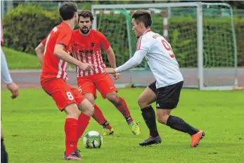  ?? FOTO: ELKE OBSER ?? Der SV Baindt (links Sebastian Saile und Samuel Fischer) setzte sich gegen den SV Kressbronn (Marko Föger) mit 1:0 durch.