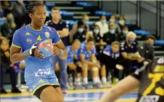  ?? (Photos Patrick Blanchard) ?? La gauchère Marie-Paule Gnabouyou rejoue depuis deux matchs avec le TSCV mais porte toujours une attelle au pouce droit. Avec les Rebelles, elle espère rebondir en championna­t.