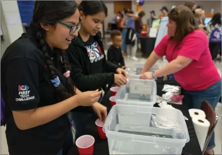  ?? SUBMITTED PHOTO ?? Girls participat­e in a technology experiment at the Technical College High School Brandywine Campus in Downingtow­n.