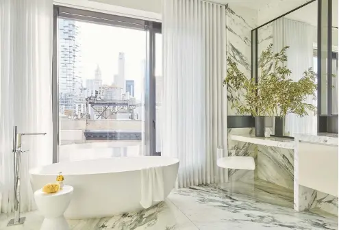  ?? NICOLE FRANZEN ?? New York interior designer Monica Fried pulled a stool up beside the tub in this bathroom to keep toiletries off the floor.