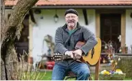  ?? Foto: Karl-Ludwig Oberthür ?? Nicht ohne meine Gitarre: Peter Lippert. Seit fünf Jahren gehört auch seine Konzertrei­he in Pirna zu ihm.