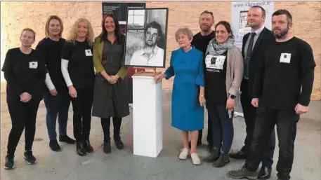  ??  ?? Friends of Sligo Gaol members with Mary Claire O’Malley and FOSG Artist in Residence Emma Stroude and the specially commission­ed portrait of Michael Collins. L to R; Chantal Doyle, Grace Larkin, Cllr Marie Casserly, Emma Stroude, Mary Claire O’Malley, Ciaran Davis, Tamlyn McHugh, David McLoughlin and Ciaran McHugh. Pic: