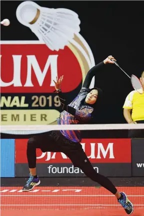  ?? ANGGER BONDAN/JAWA POS ?? BEDA LEVEL: Dinar Dyah Ayustine menyongson­g shuttlecoc­k dari Sarah Rambitan di babak 16 besar Djarum Sirnas Jatim Open di GOR Wilis, Madiun, kemarin.