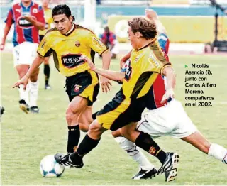  ??  ?? ► Nicolás Asencio (i), junto con Carlos Alfaro Moreno, compañeros en el 2002.