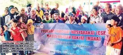  ??  ?? ROMBONGAN pegawai Mara, STO dan YPM bergambar kenangan bersama para penghuni Rumah Anak Yatim dan Asnaf Kg Langsat serta RPH Ranau.