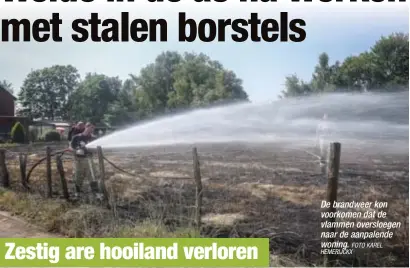  ?? FOTO KAREL HEMERIJCKX ?? De brandweer kon voorkomen dat de vlammen oversloege­n naar de aanpalende woning.