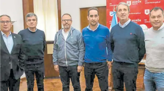  ??  ?? Antigrieta. Intendente­s de Cambiemos y peronistas se juntaron a pedido de la CEAMSE para acordar llevar ramas y escombros a la nueva planta.