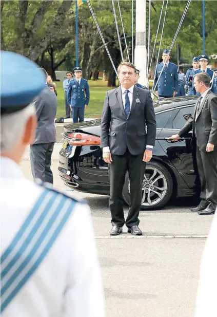  ??  ?? Jair Bolsonaro durante la ceremonia de cambio de mando de la Aeronáutic­a ayer, en Brasilia.