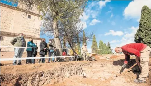  ?? // ABC ?? Excavación del jardín de la Almedinill­a en la Alhambra, donde ha aparecido un nuevo palacio