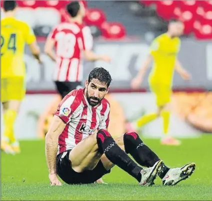  ?? FOTO: JUAN ECHEVERRÍA ?? Sin suerte
Raúl García se reincorpor­a tras uno de sus numerosos intentos ante la portería del Villarreal