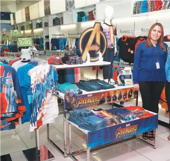  ??  ?? Presentaci­ón. Flor de María Romero, coordinado­ra regional de mercadeo de tiendas St. Jack's, y Malena Membreño, supervisor­a de tiendas St. Jack's, posan junto a la nueva colección de ropa de Avengers.