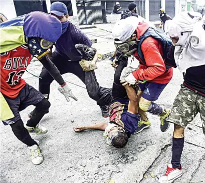  ??  ?? VIOLENCIA. Comandos de encapuchad­os causaron el terror durante la protesta de l movimiento opositor contra el gobierno.