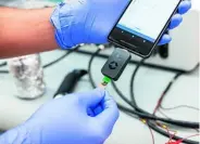  ?? EFE ?? Prototipo La tecnología electroquí­mica empleada por el equipo de la Universida­d de Pensilvani­a que dirige De la Fuente ofrece un diagnóstic­o en cuatro minutos