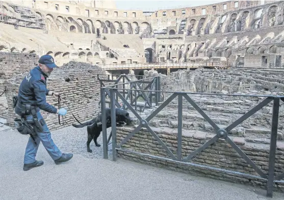  ?? Alessandro di meo/ efe ?? La policía italiana revisó con perros al Coliseo romano antes del Vía Crucis