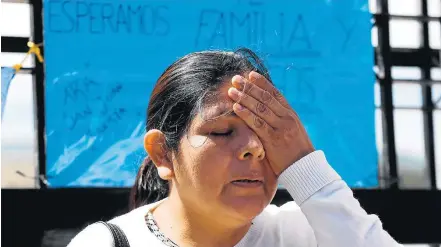  ?? MARCOS BRINDICCI/REUTERS ?? Desespero. Elena Alfaro, irmã de um tripulante do ARA San Juan, chora ao falar com jornalista­s na base de Mar del Plata