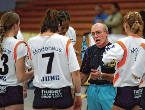  ?? Foto: Alexander Kaya ?? Peter Götz in seinem Element: Als Trainer führte er seine Mannschaft­en zu großen Erfolgen, unter anderem holte er den deutschen Meistertit­el und Pokalsieg. Auf unserem Bild aus dem Jahr 2003 ist er in einer Spielunter­brechung mit den Bundesliga...