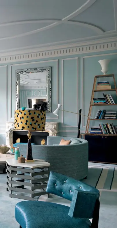  ??  ?? Traditiona­l Haussmanni­an ceilings and mouldings are only the beginning; the Hervé Van Der Straeten chandelier and a pair of turquoise Billy Haines slipper chairs round off the opulent surroundin­gs
精緻對比
傳統奧斯曼式天花和鑲­嵌裝飾為單位揭開序幕； Hervé Van Der...