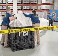  ?? ?? Agentes especiales del FBI procesan material recuperado del globo derribado el 9 de febrero