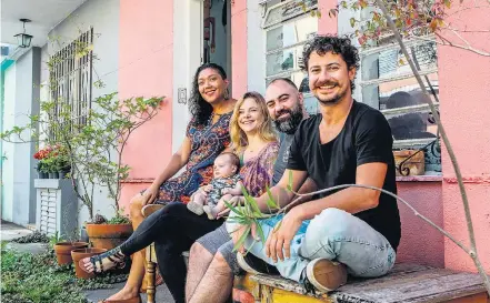  ?? RAFAEL ARBEX/ESTADÃO ?? ‘Grande família’. Gustavo (de preto), o casal João Naufal e Larissa, com o bebê Otto, e Patricia na vila onde vivem