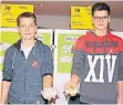  ?? FOTO: TREFFER ?? Die Schüler David Leweke und Marvin Gellert von der Janusz-Korczak-Realschule Schwalmtal untersucht­en die Auswirkung­en von Aluminium im Gießwasser auf den Wuchs von Kresse.