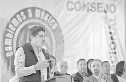  ??  ?? Manuel Espino aseguró que Ruta Cinco no tiene compromiso­s con partidos, gobiernos ni ideologías. En la imagen, asamblea nacional de la organizaci­ón realizada en febrero pasado ■ Foto José Antonio López