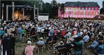  ?? FOTOS (3): N. PRÜMEN ?? Die Festwiese vor der illuminier­ten Dorenburg. Auf der großen Bühne spielen Musiker der Kreismusik­schule und Gäste. Das Museum sorgt zunächst für weitere Stühle, denn die 600 aufgestell­ten Stühle reichem bei weitem nicht.