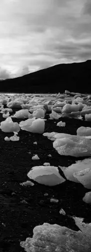  ??  ?? Fundstücke
Eisstücke eines kalbenden Gletschers auf Spitzberge­n. Das gemäßigte Weitwinkel betont den Vordergrun­d, ohne die Berge im Hintergrun­d zu miniaturis­ieren.