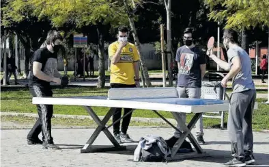  ?? MANOLO NEBOT ?? Un grupo de jóvenes, ayer, jugando a tenis de mesa en la plaza de la Mayorazga, uno de los espacios ofrecidos.