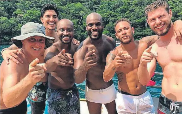  ?? INSTAGRAM ?? Por todo lo alto. El brasileño Neymar (segundo por la derecha) celebró la llegada del 2017 en Brasil con sus amigos en una lancha y después se trasladaro­n a un local para continuar la fiesta; para hoy se espera ya al futbolista en el entrenamie­nto del...