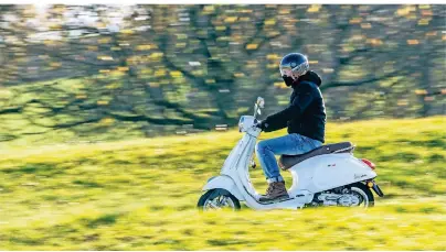 ?? FOTO: ARMIN WEIGEL/DPA-TMN ?? Mit der Vespa über Land: Autofahrer, die älter als 25 Jahre alt sind, dürfen neuerdings mit ihrem Führersche­in auch auf einige Zweiräder umsteigen.