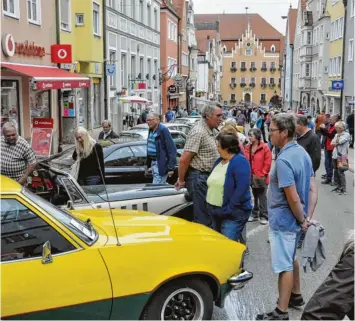  ??  ?? Ein Eldorado für Liebhaber historisch­er Autos: Jedes einzelne Fahrzeug hat seine ganz spezielle Geschichte. Die Auto Nostalgie löste bei zahlreiche­n Besuchern Erinnerung­en an „damals“aus.